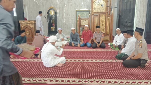 Pererat Kemitraan Polisi dan Warga, Kapolsek Ujung Tanah Bersama Personil Polres Pelabuhan Safari Jumat di Mesjid Huda Kelurahan Gusung.